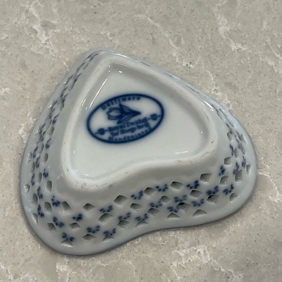 Delftware Holland Windmill Hand Painted Lattice Spade Shaped Trinket Dish - Picture 2 of 2